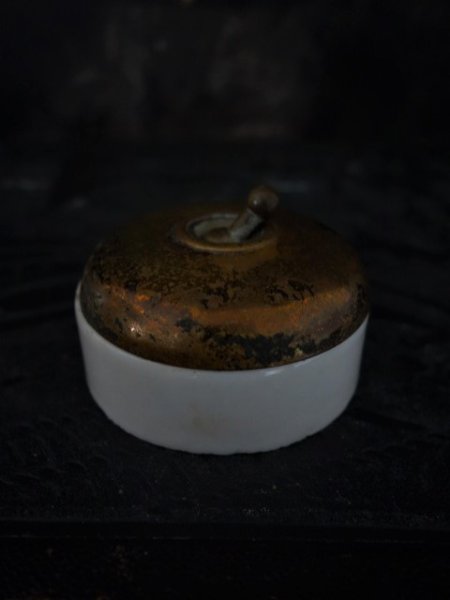 画像1: フランスヴィンテージ　真鍮と陶器のトグルスイッチ A (1)