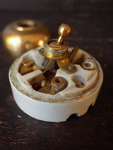 フランスヴィンテージ陶器と真鍮カバーのスイッチ