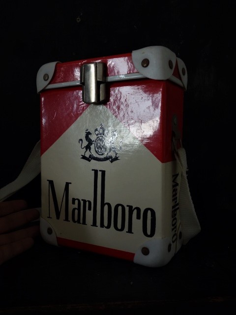 フランスヴィンテージ　マルボロの紙のショルダーバッグ